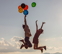 Kinder mit Luftballons